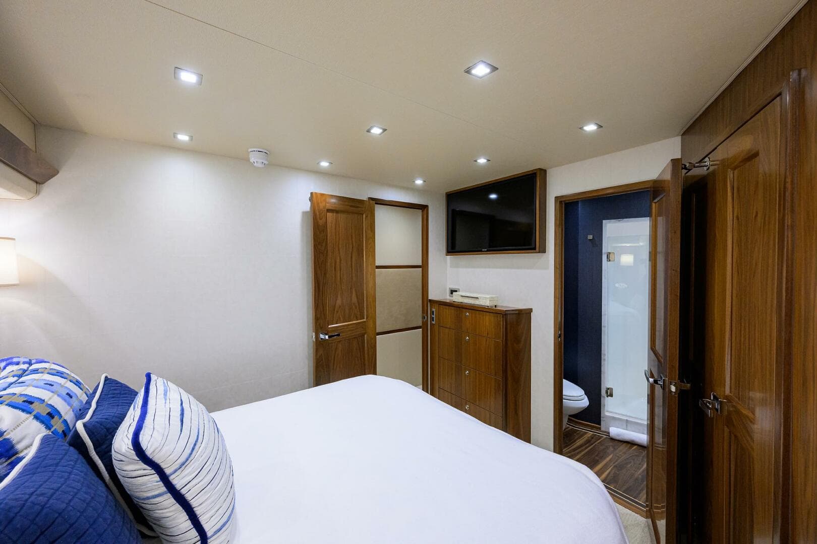 2020 Viking 92 Enclosed Bridge — photo 29