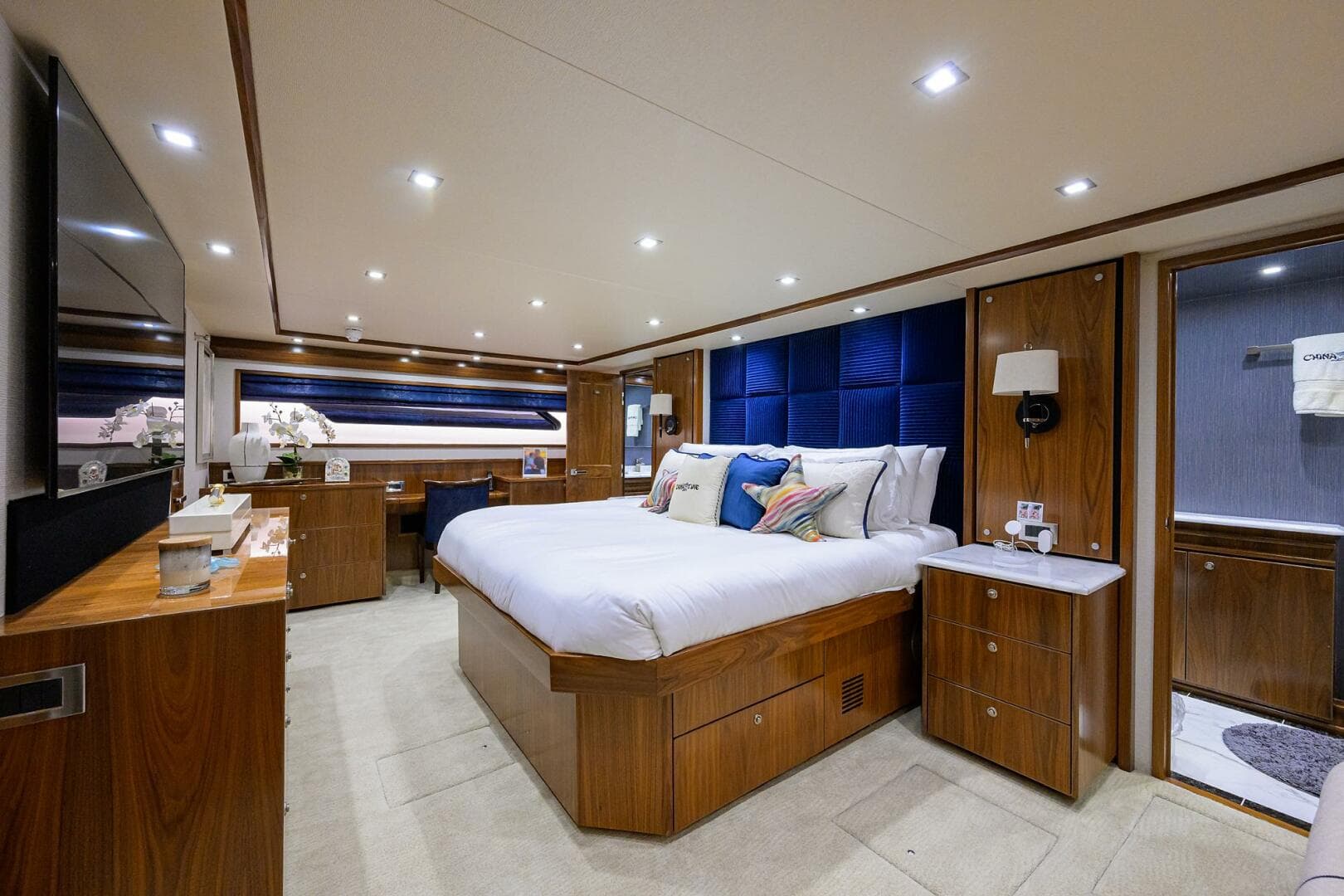 2020 Viking 92 Enclosed Bridge — photo 10