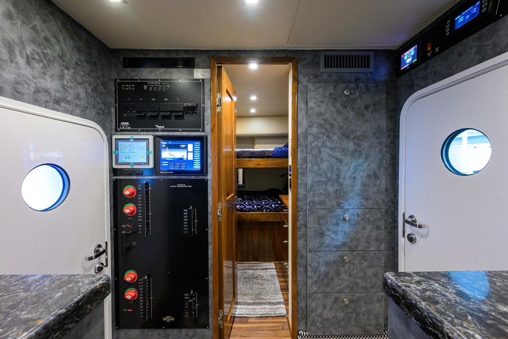 2020 Viking 92 Enclosed Bridge — photo 37