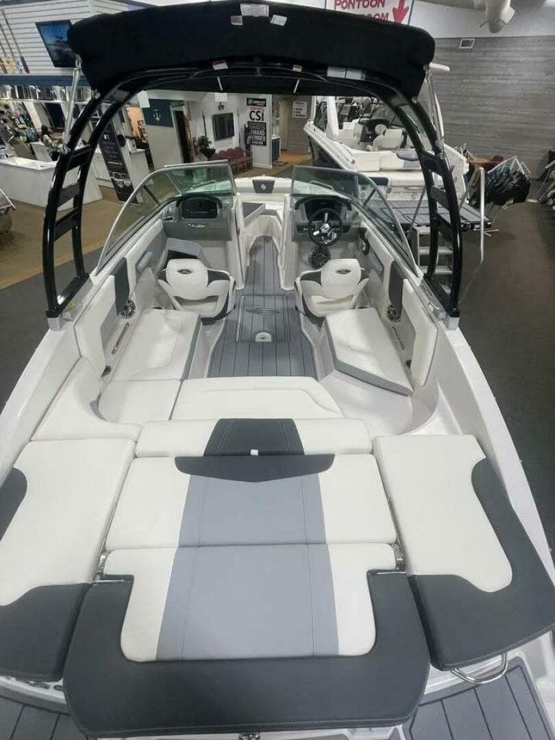 2022 Chaparral 23 Surf — photo 4