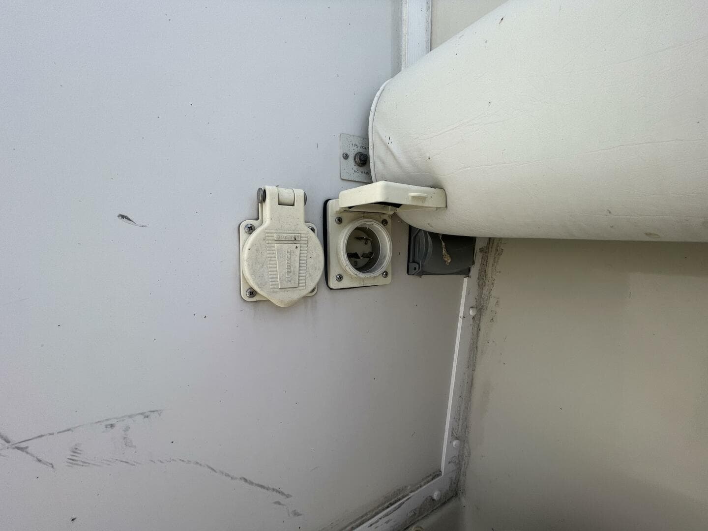 1989 Silverton 37 Convertible — photo 17