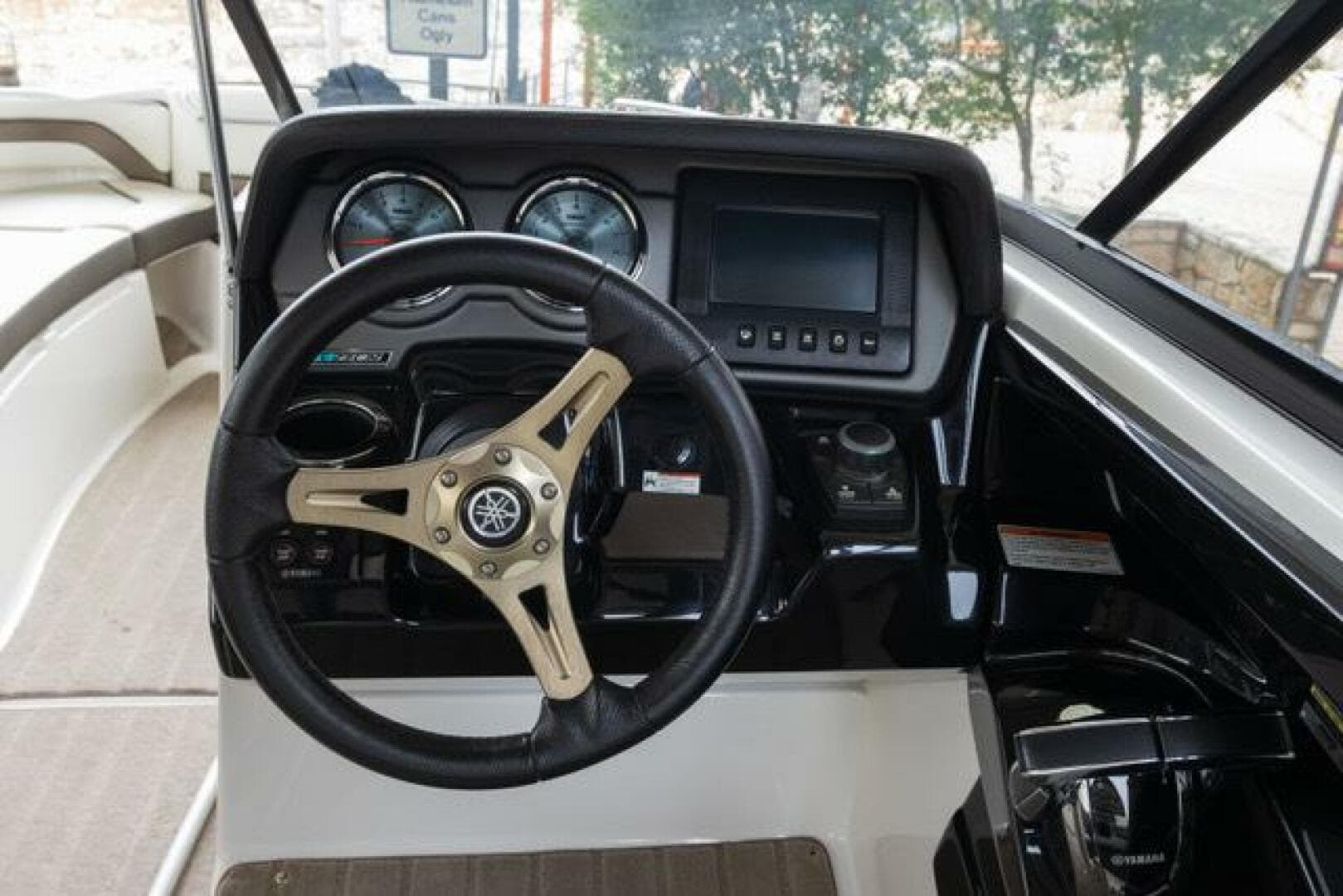 2016 Yamaha Boats 242 Limited E-Series — photo 37