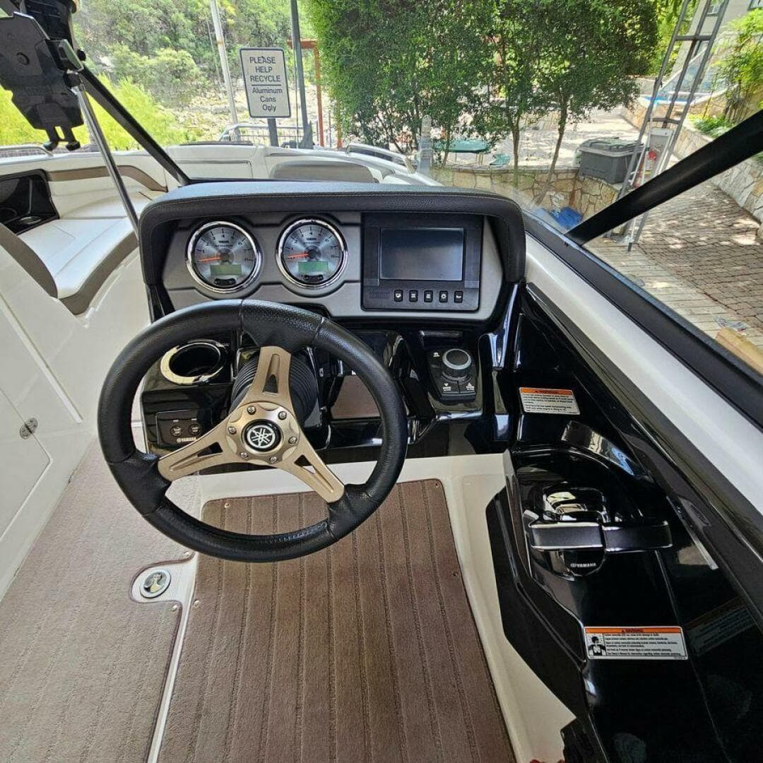 2016 Yamaha Boats 242 Limited E-Series — photo 11