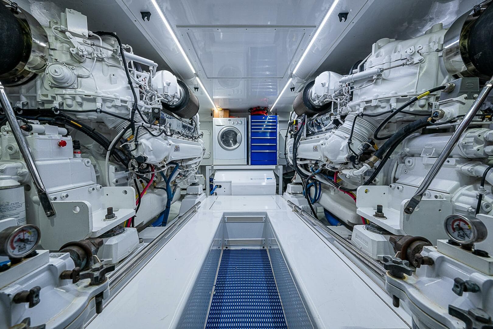 2017 F&S Cusotm Express Sportfish — photo 23