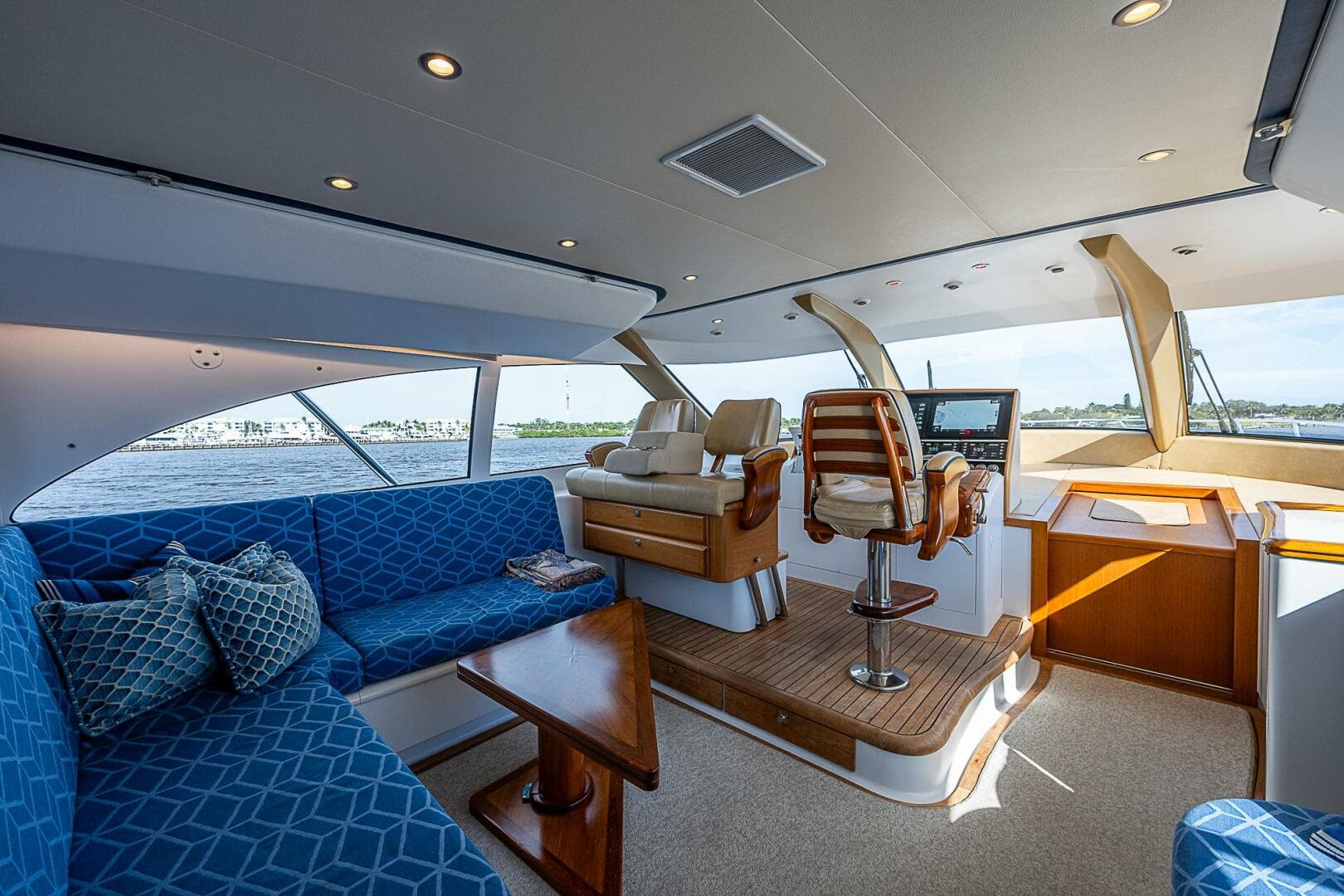 2017 F&S Cusotm Express Sportfish — photo 36