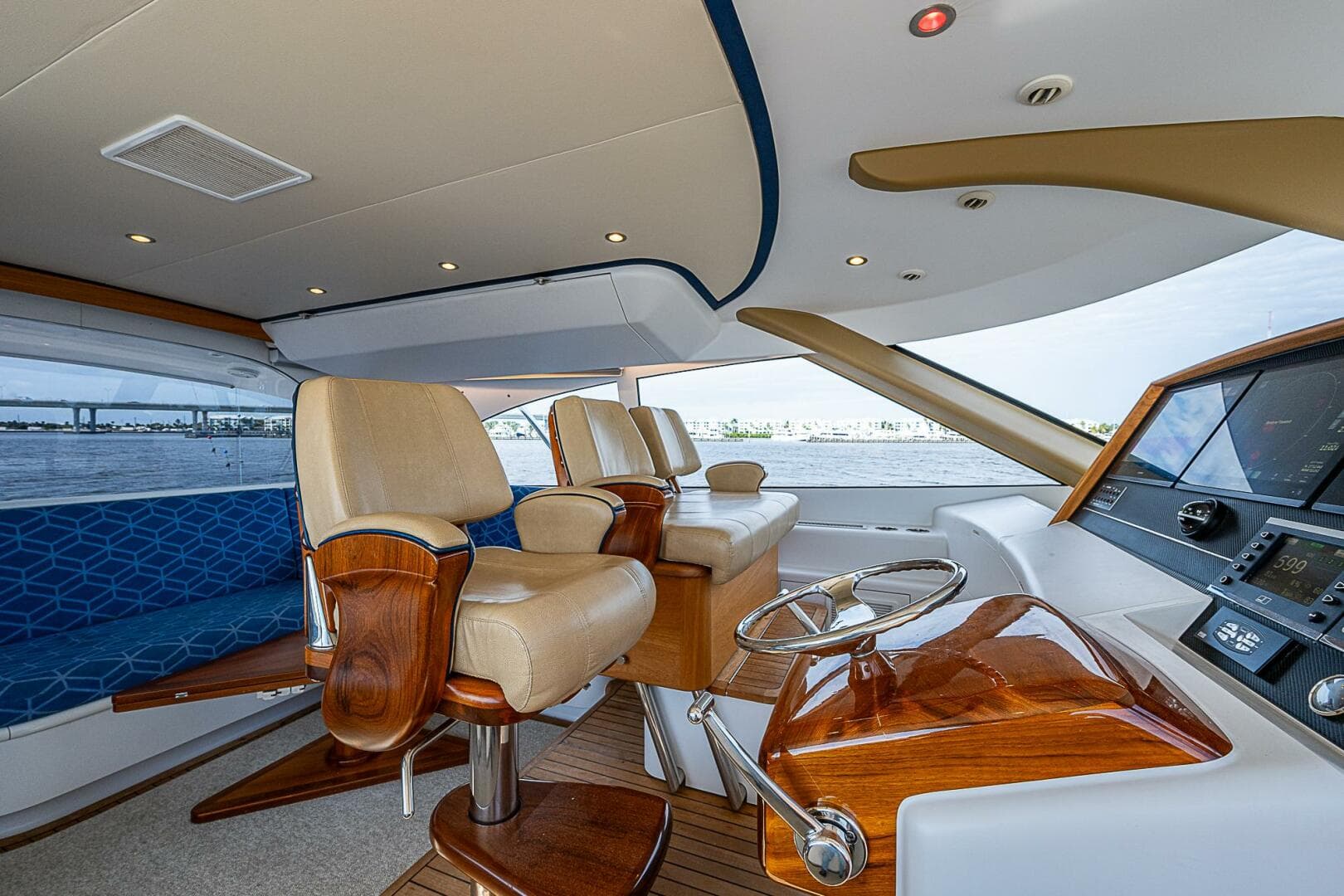 2017 F&S Cusotm Express Sportfish — photo 37