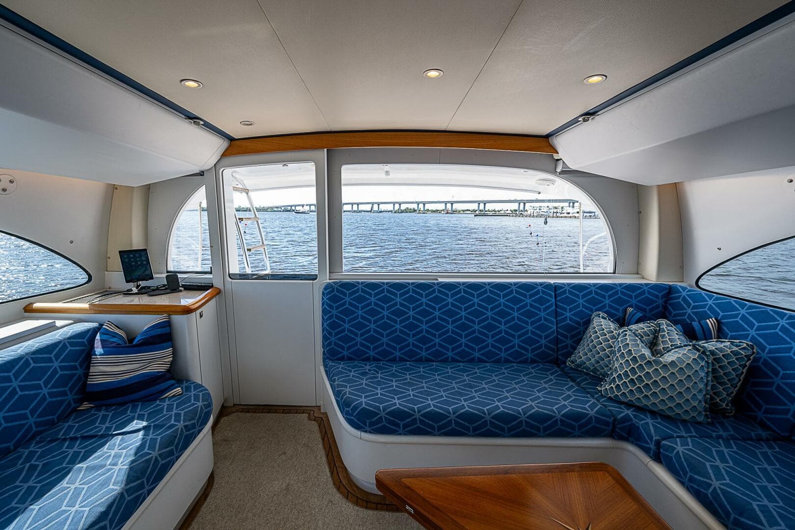 2017 F&S Cusotm Express Sportfish — photo 32