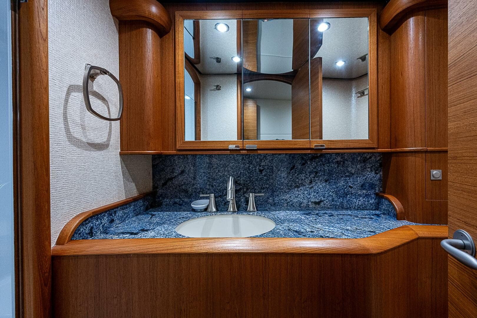 2017 F&S Cusotm Express Sportfish — photo 53