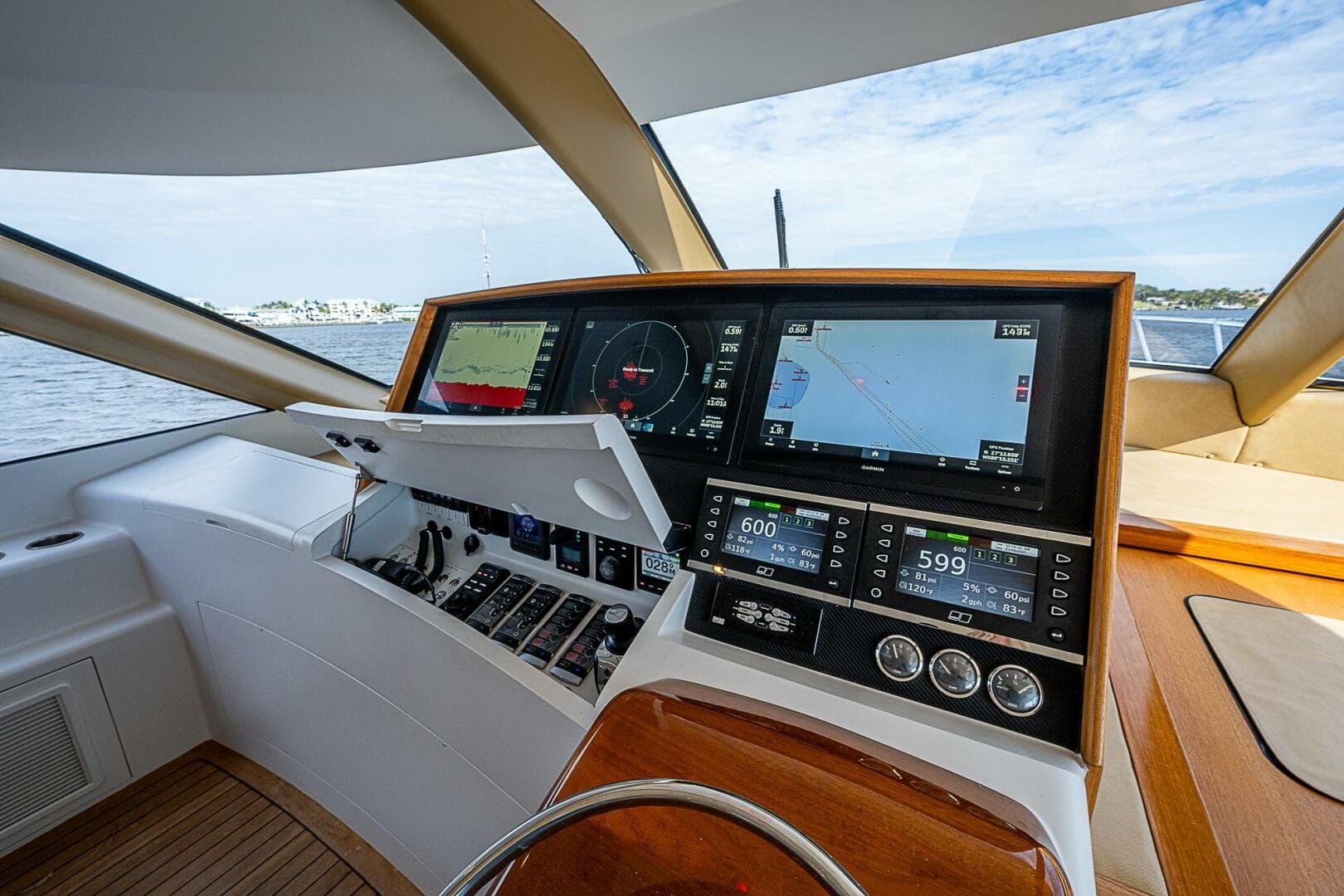 2017 F&S Cusotm Express Sportfish — photo 33