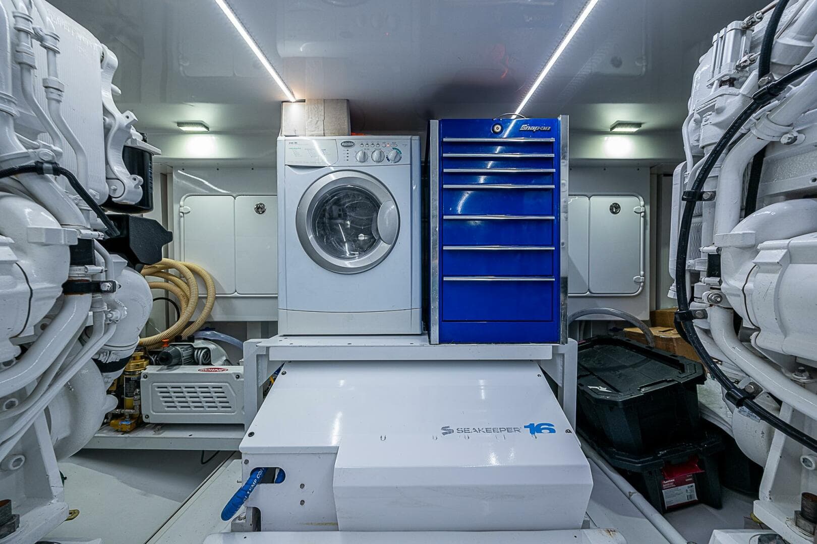 2017 F&S Cusotm Express Sportfish — photo 25