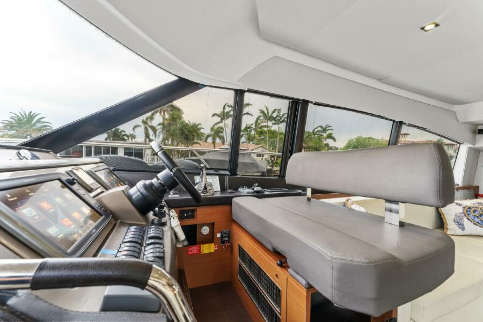 2013 Prestige 550 Flybridge — photo 12