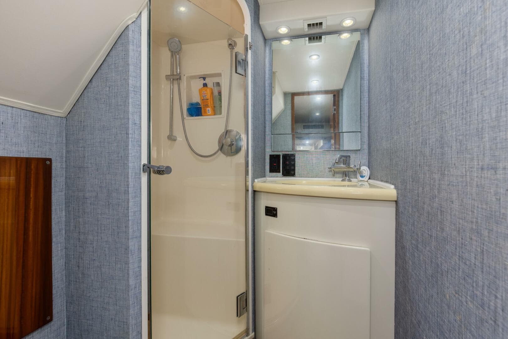 2001 Viking 65 Enclosed Bridge — photo 26