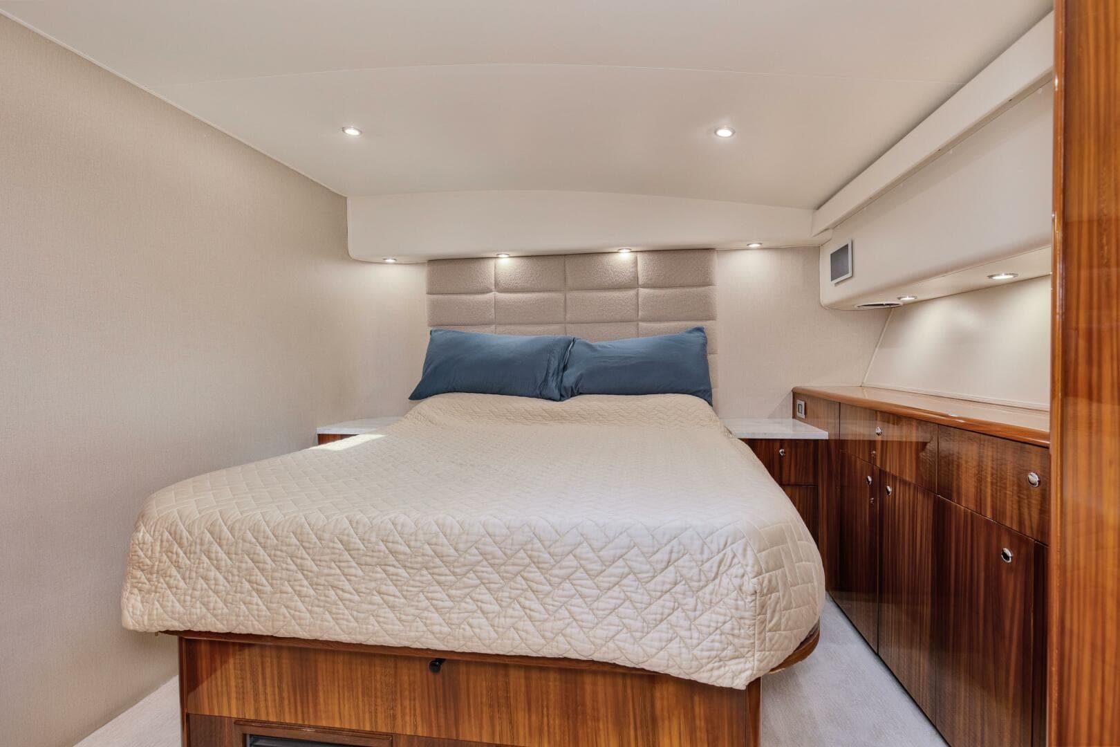 2001 Viking 65 Enclosed Bridge — photo 18