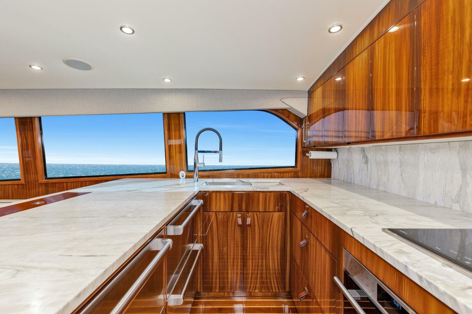 2001 Viking 65 Enclosed Bridge — photo 9