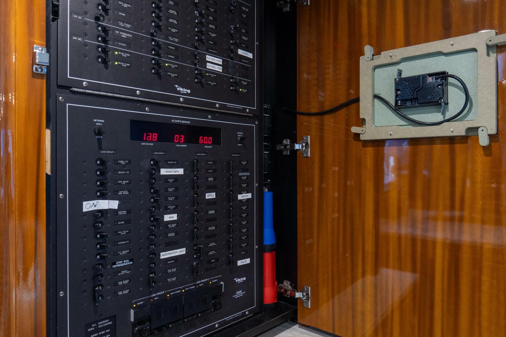 2001 Viking 65 Enclosed Bridge — photo 13