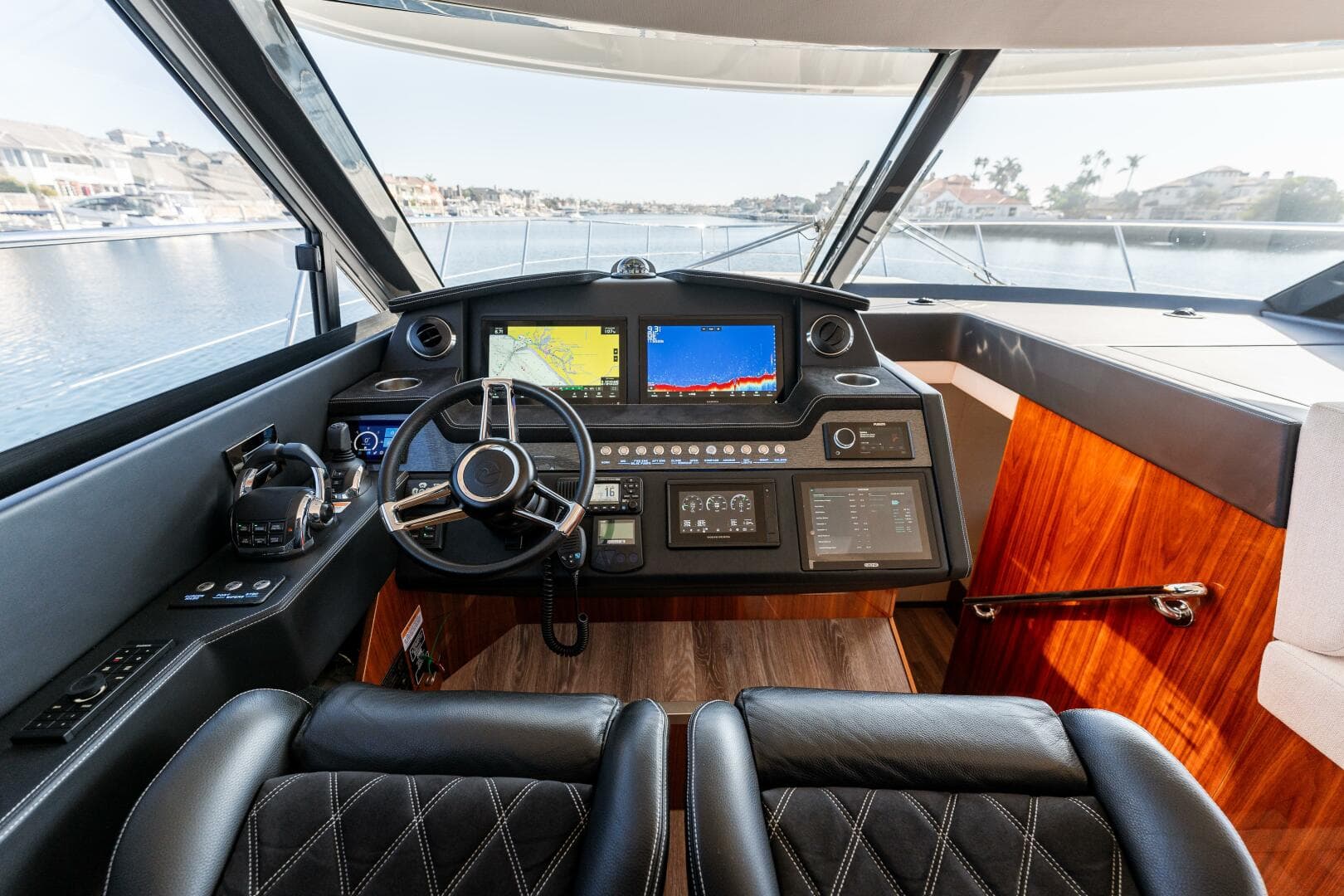 2022 Riviera 4800 Sport Yacht — photo 2