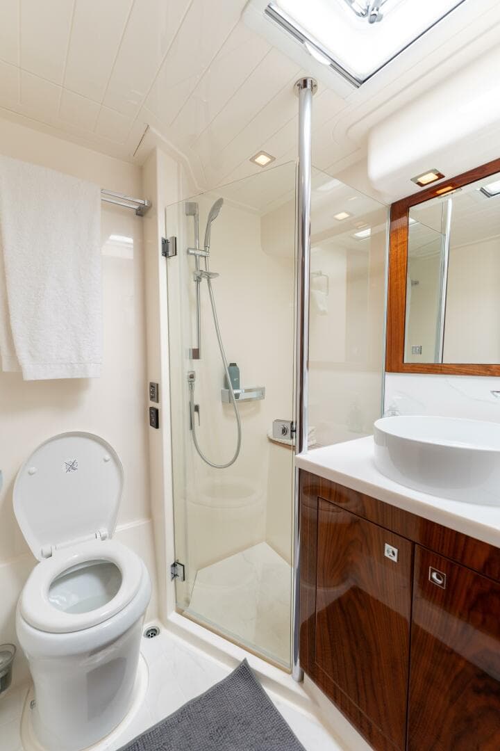 2022 Riviera 4800 Sport Yacht — photo 24