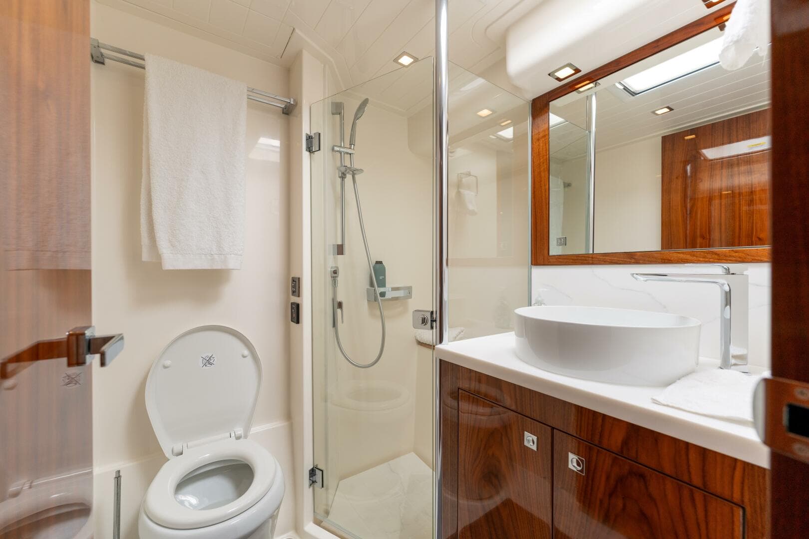 2022 Riviera 4800 Sport Yacht — photo 18