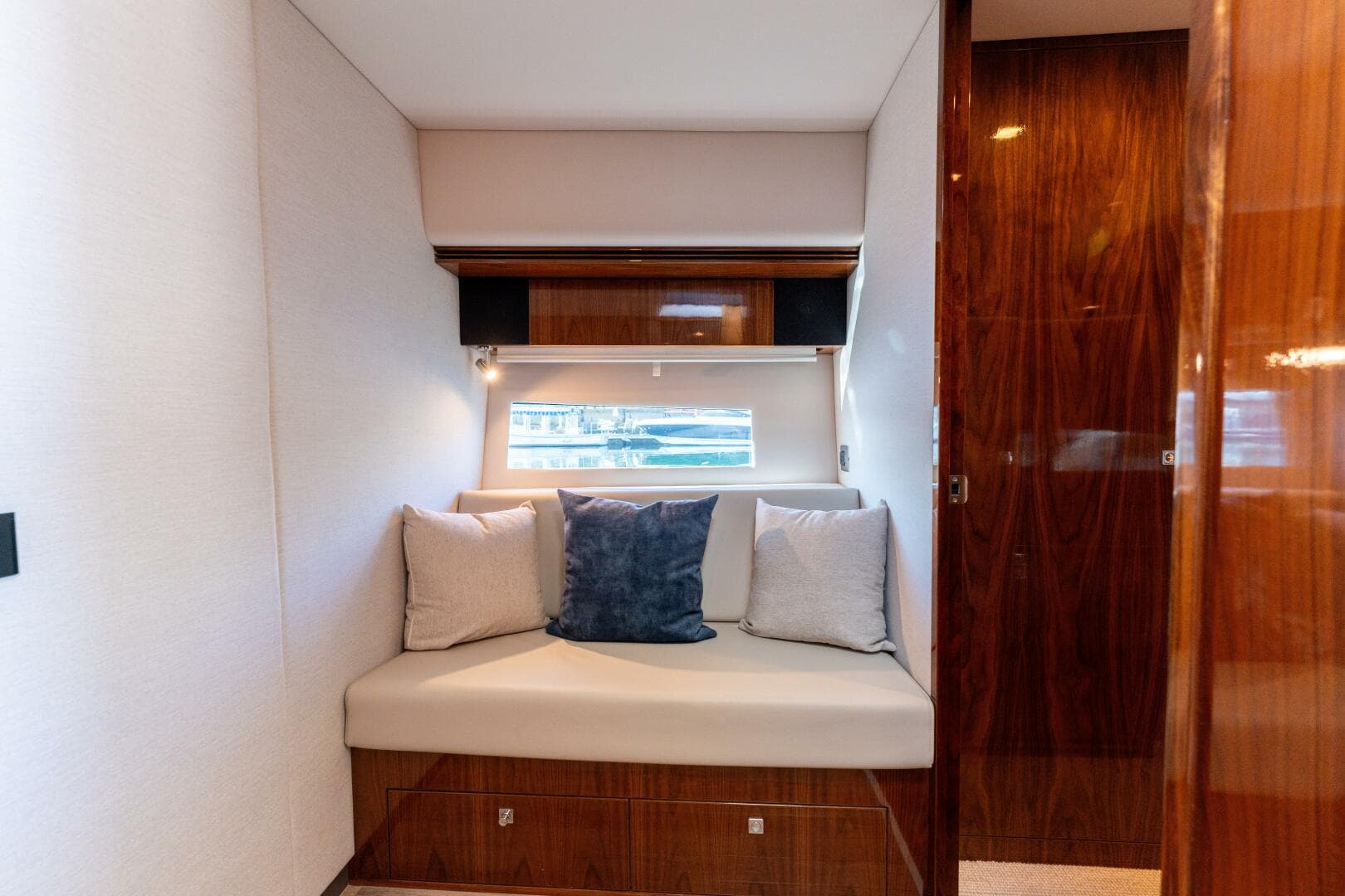 2022 Riviera 4800 Sport Yacht — photo 22