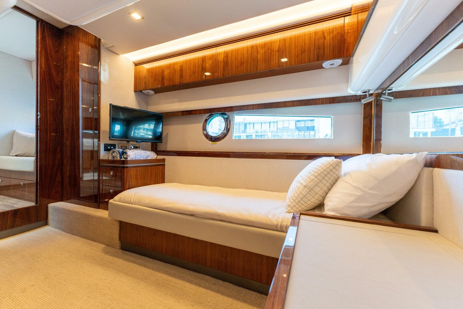 2022 Riviera 4800 Sport Yacht — photo 15