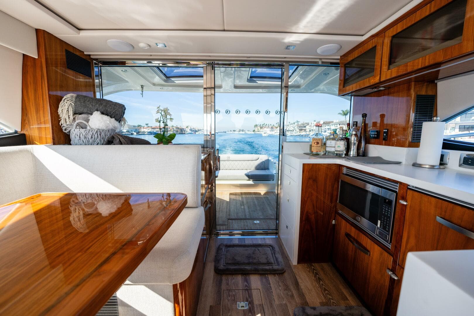 2022 Riviera 4800 Sport Yacht — photo 3