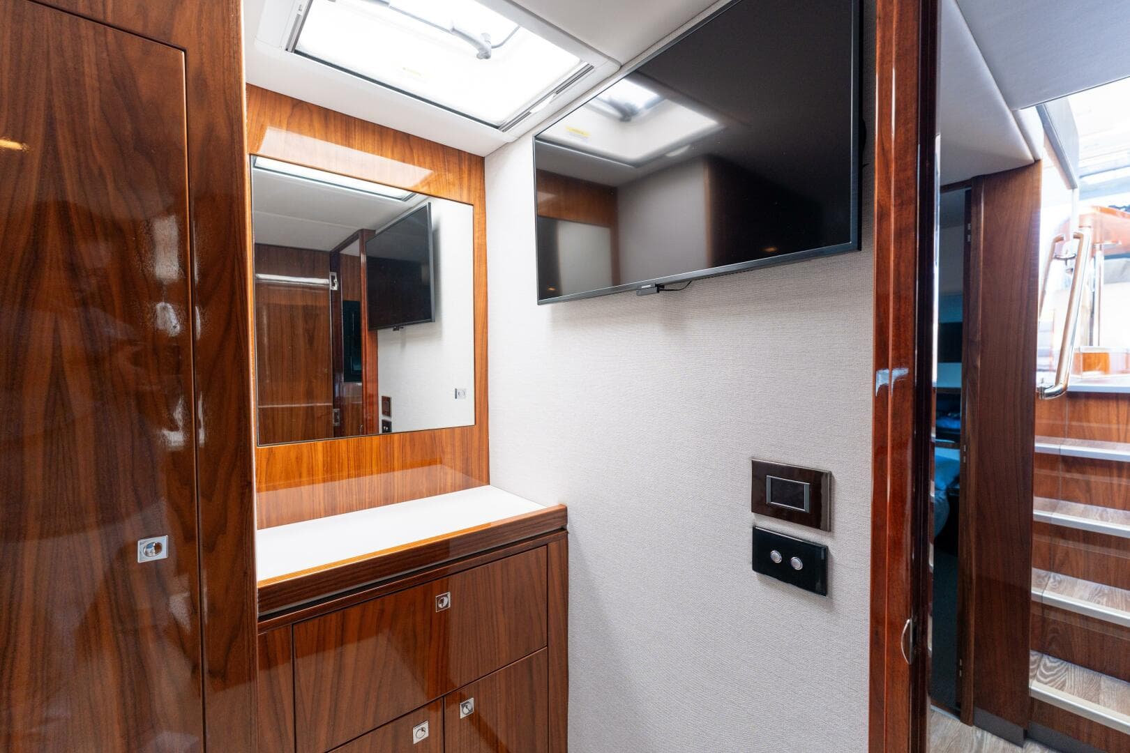 2022 Riviera 4800 Sport Yacht — photo 11