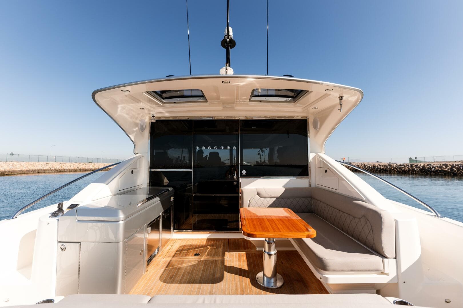 2022 Riviera 4800 Sport Yacht — photo 5