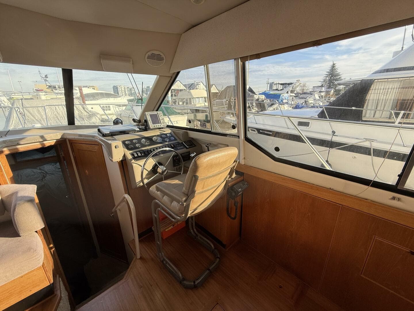 1998 Bayliner 4087 — photo 12