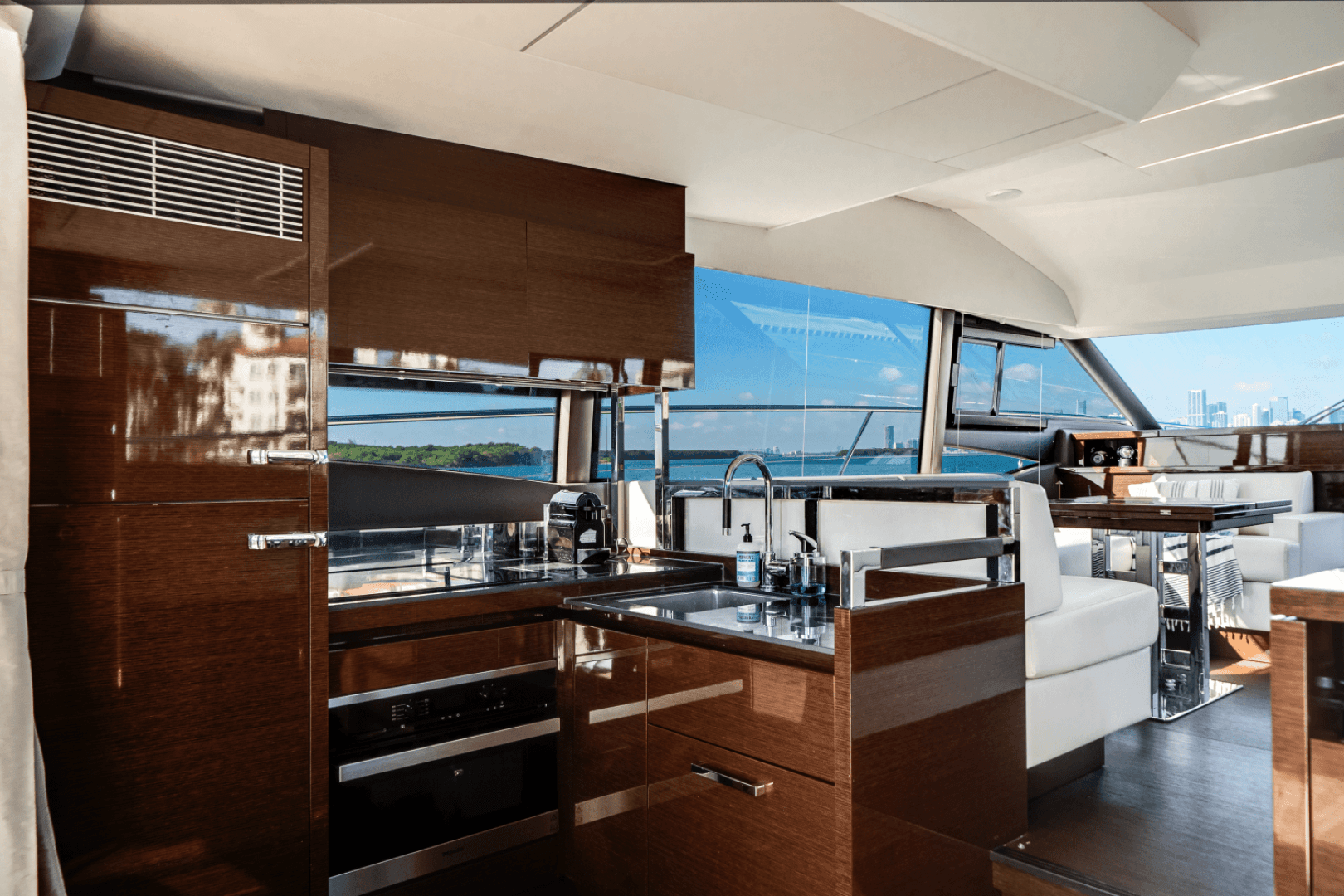 2020 Prestige 520 Flybridge — photo 28