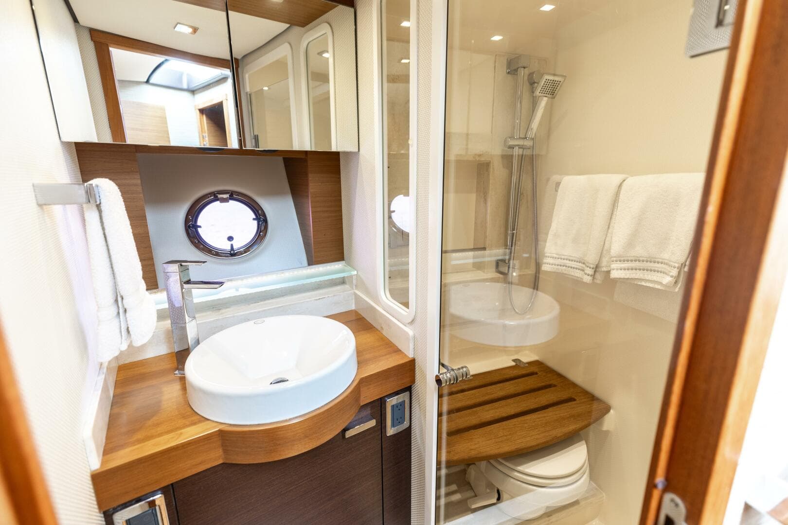 2015 Tiara Yachts 44 Coupe — photo 18