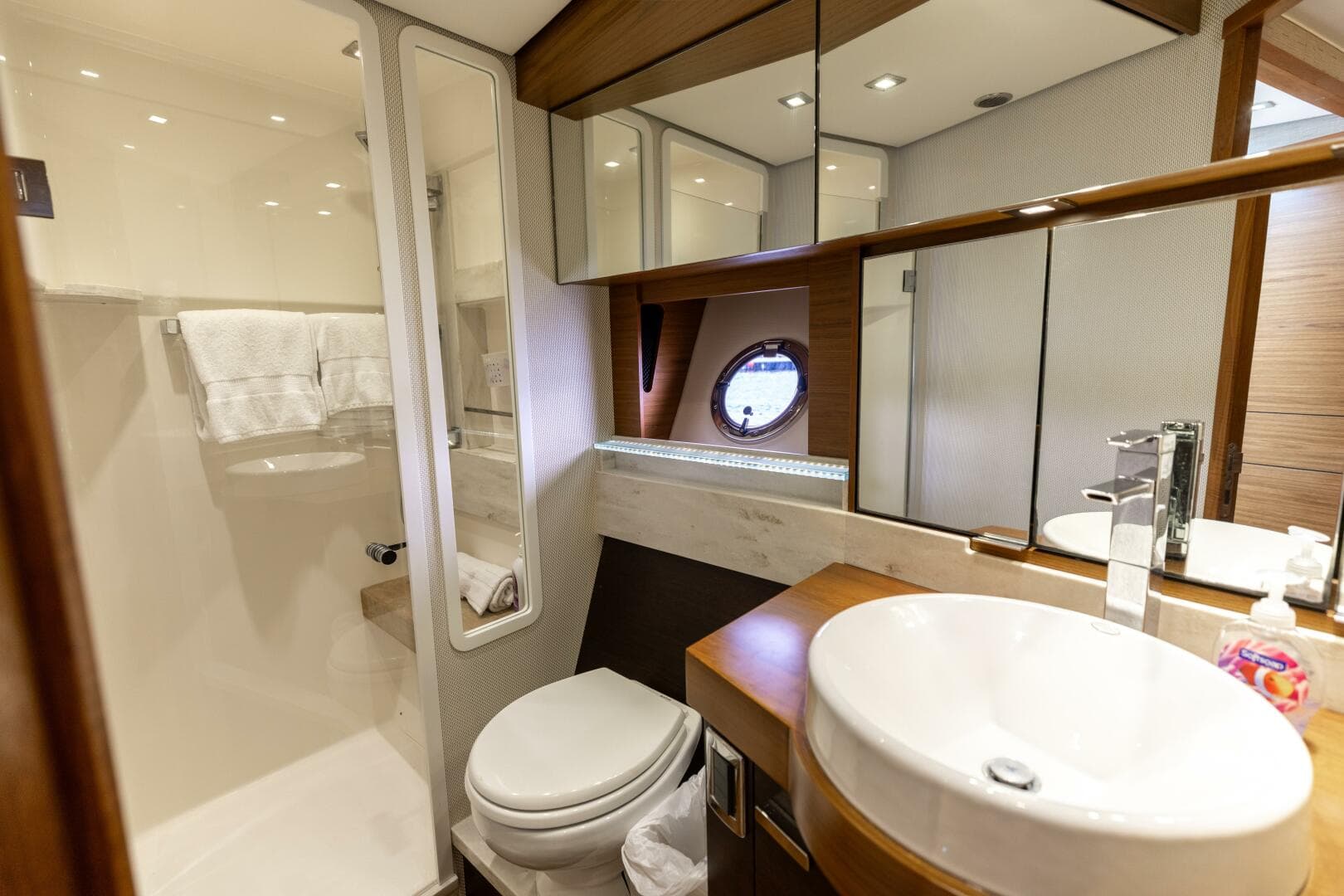 2015 Tiara Yachts 44 Coupe — photo 14