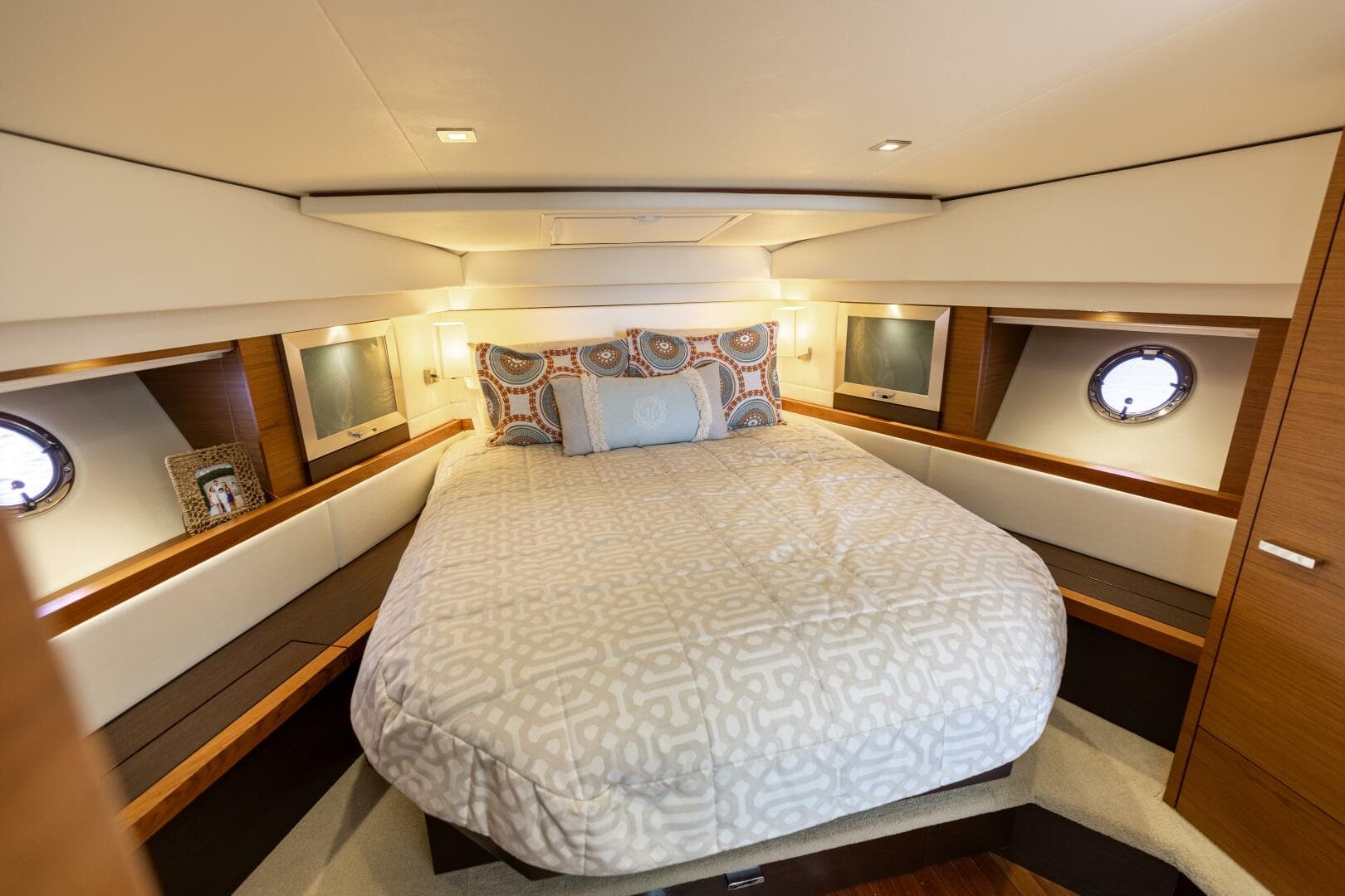 2015 Tiara Yachts 44 Coupe — photo 12