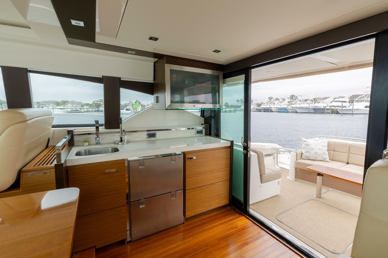 2015 Tiara Yachts 44 Coupe — photo 7