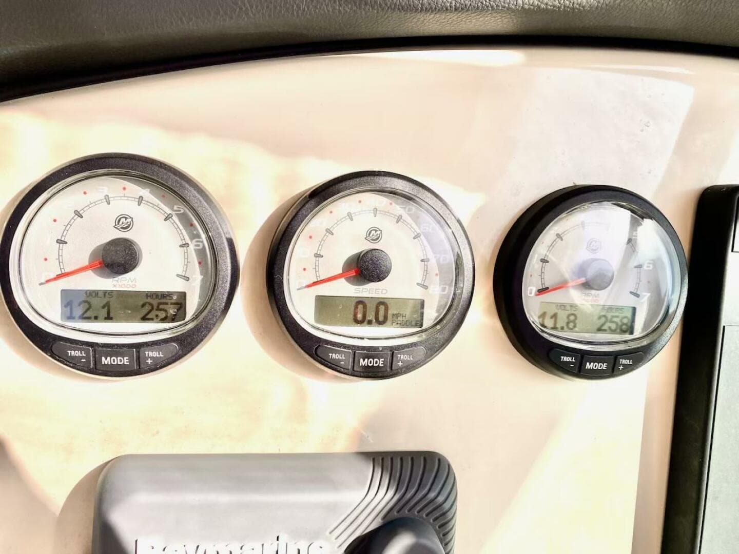 2018 Boston Whaler 270 Vantage — photo 17