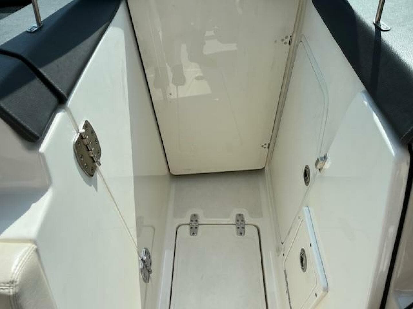 2018 Boston Whaler 270 Vantage — photo 21