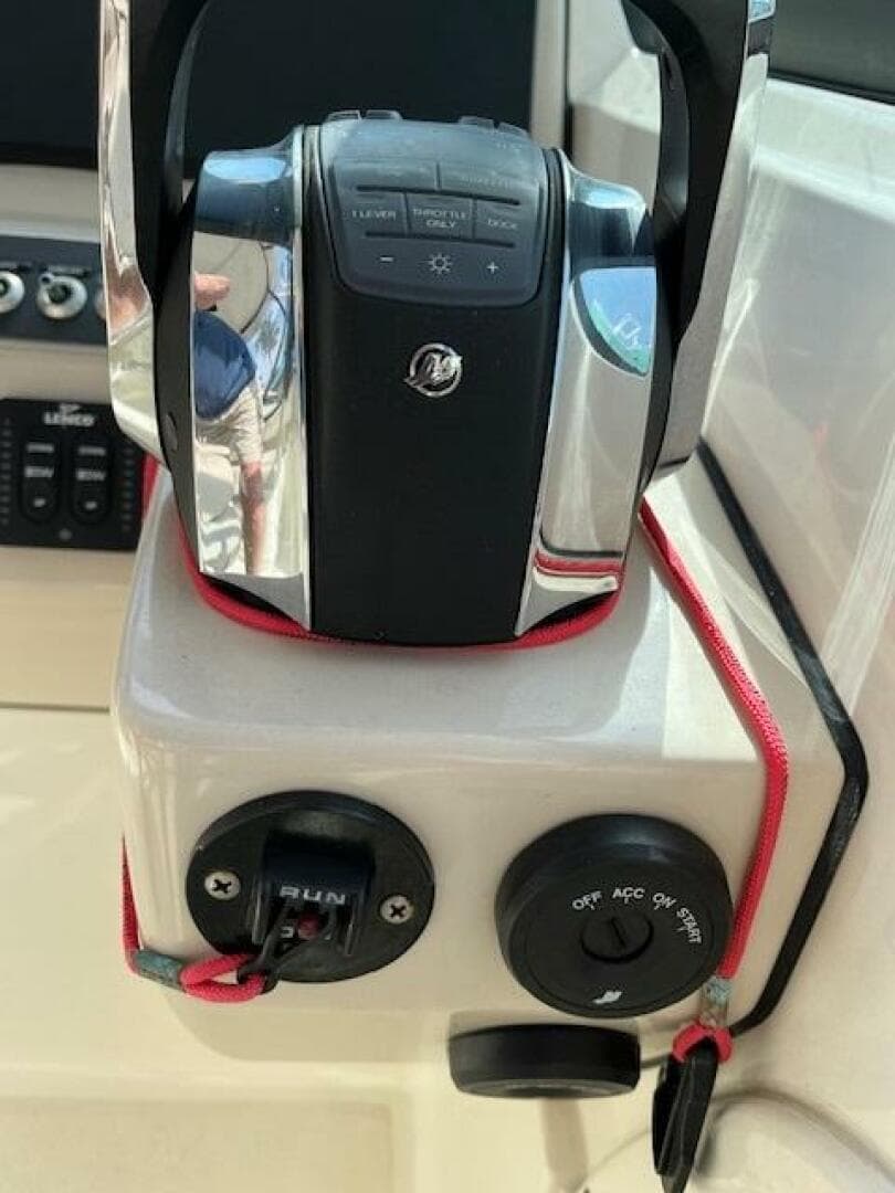 2018 Boston Whaler 270 Vantage — photo 11