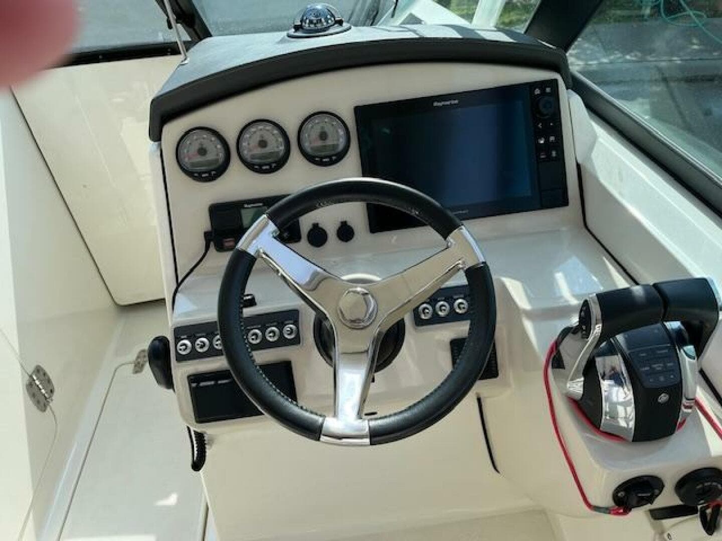2018 Boston Whaler 270 Vantage — photo 23