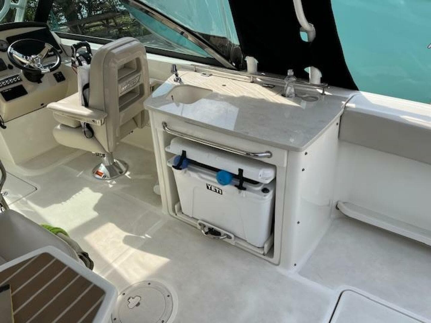 2018 Boston Whaler 270 Vantage — photo 38