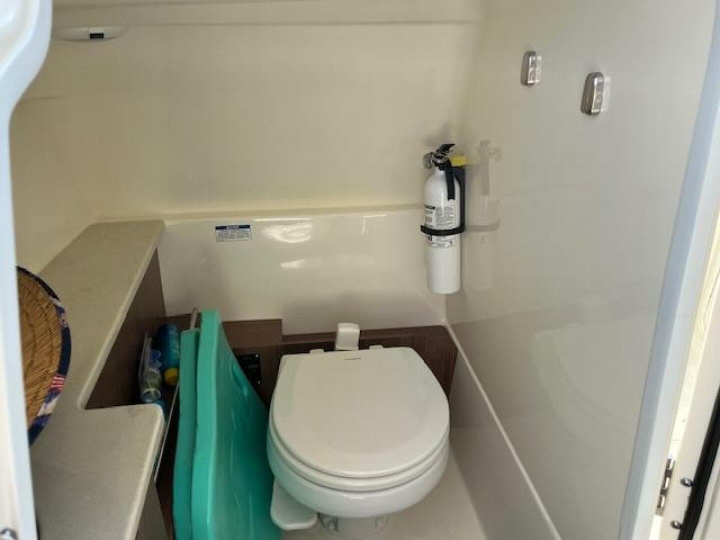 2018 Boston Whaler 270 Vantage — photo 46