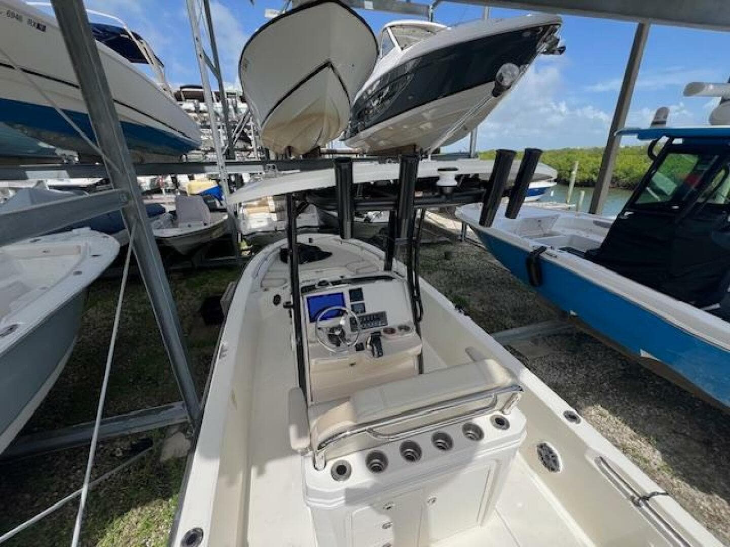 2023 Boston Whaler 250 Dauntless — photo 32