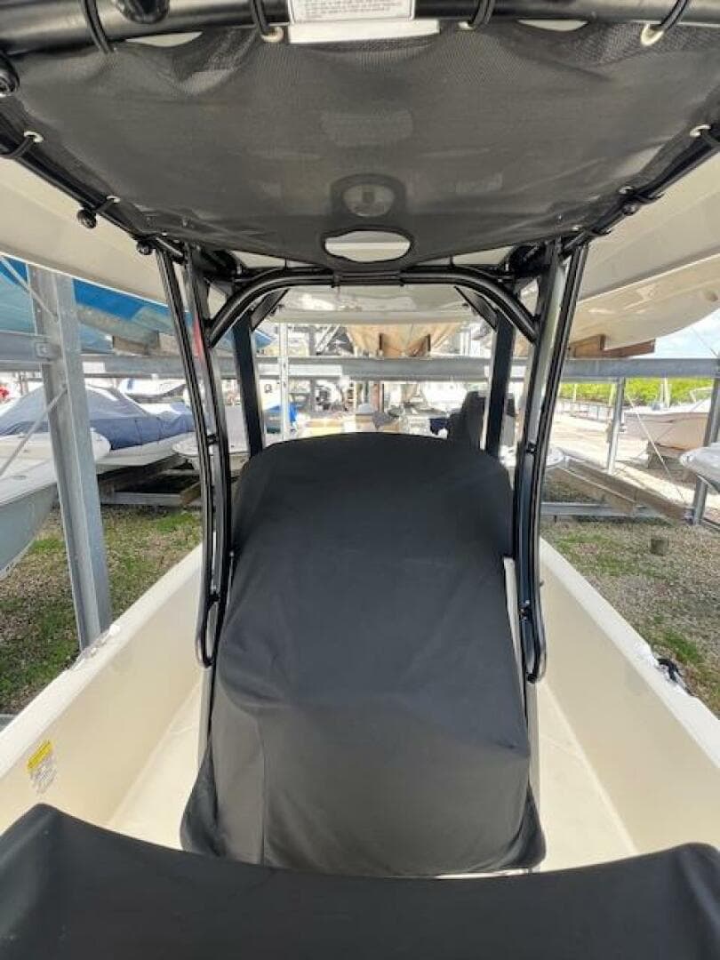 2023 Boston Whaler 250 Dauntless — photo 36