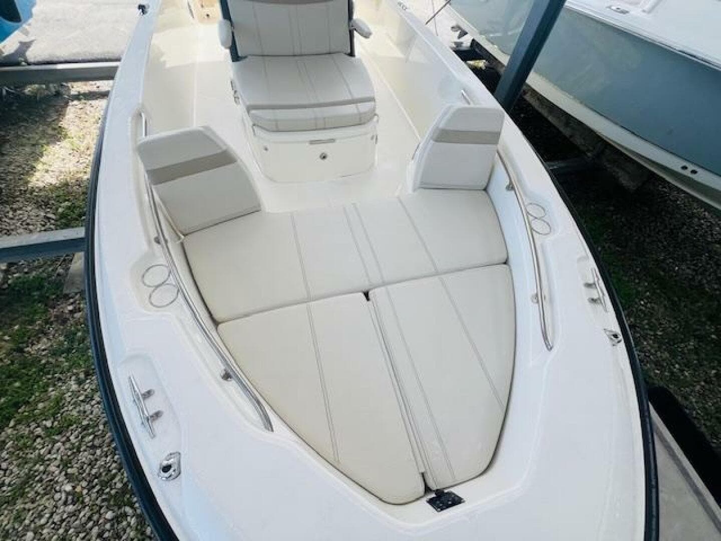 2023 Boston Whaler 250 Dauntless — photo 8
