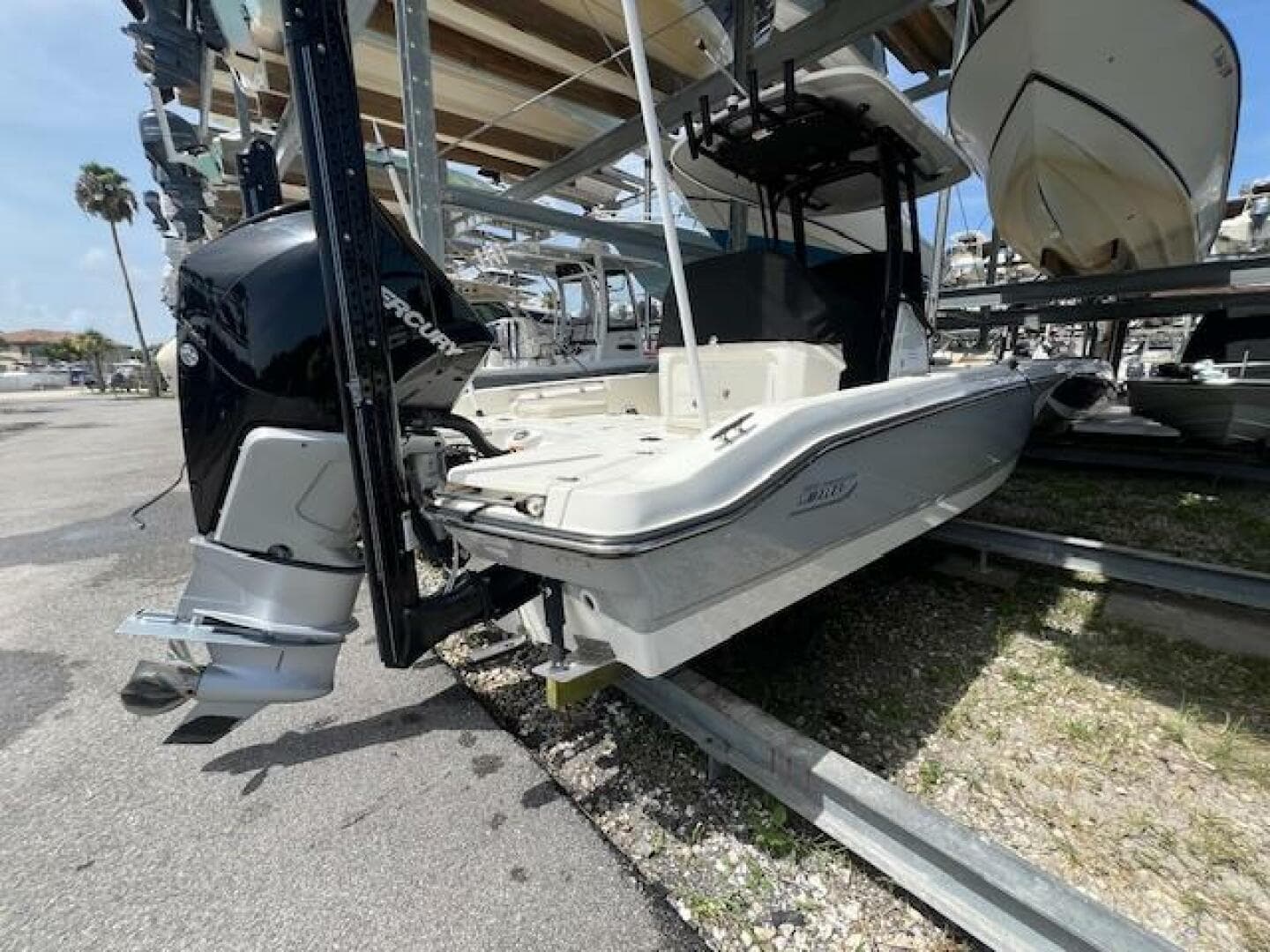 2023 Boston Whaler 250 Dauntless — photo 5