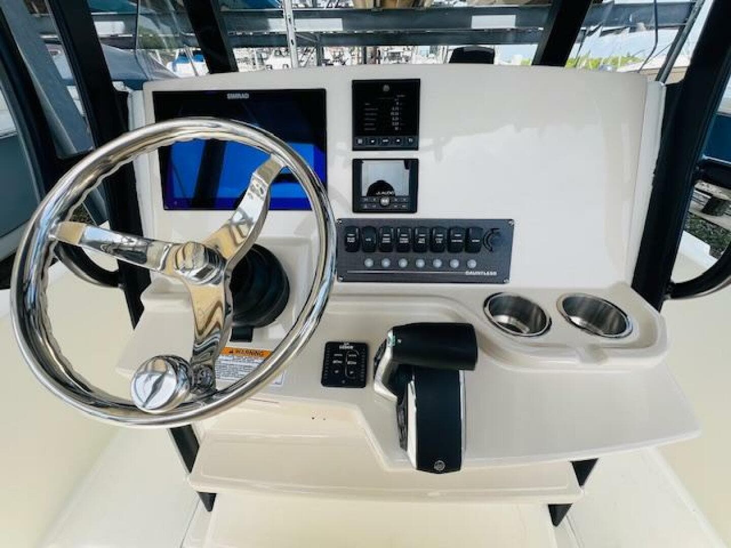 2023 Boston Whaler 250 Dauntless — photo 27
