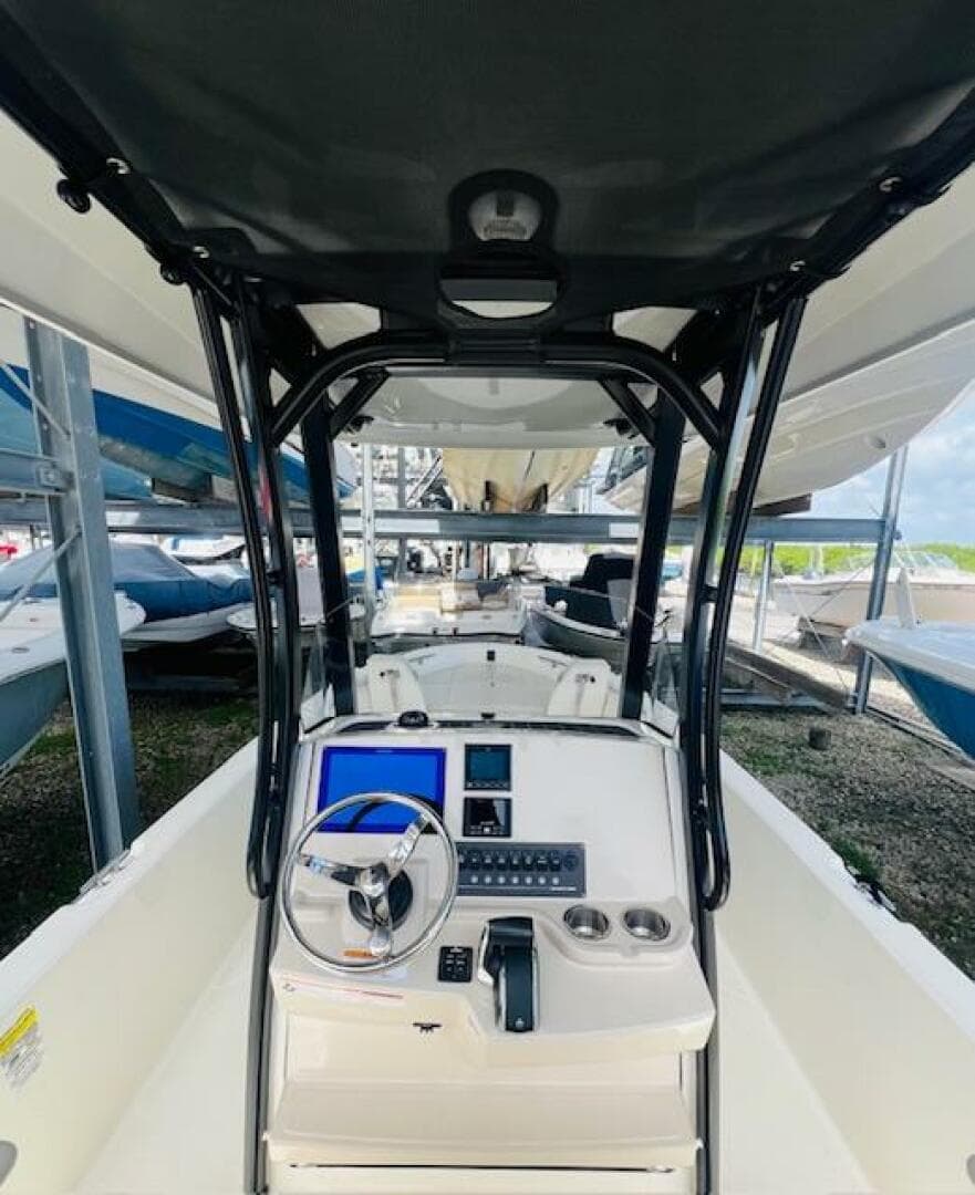 2023 Boston Whaler 250 Dauntless — photo 26