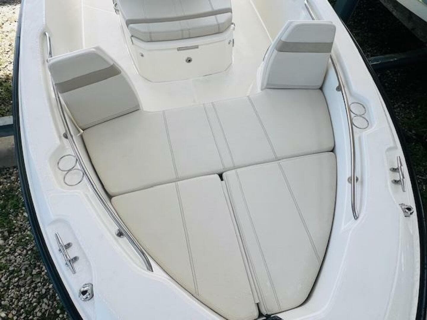 2023 Boston Whaler 250 Dauntless — photo 7