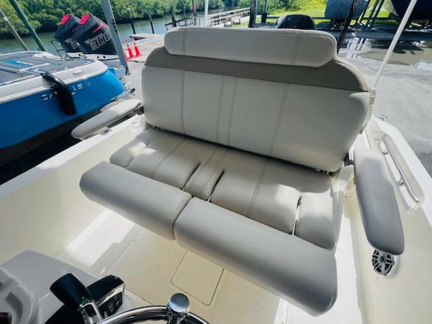 2023 Boston Whaler 250 Dauntless — photo 17