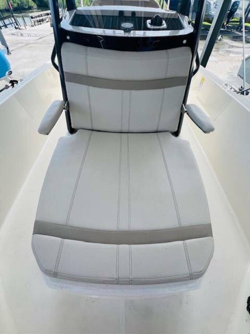 2023 Boston Whaler 250 Dauntless — photo 14