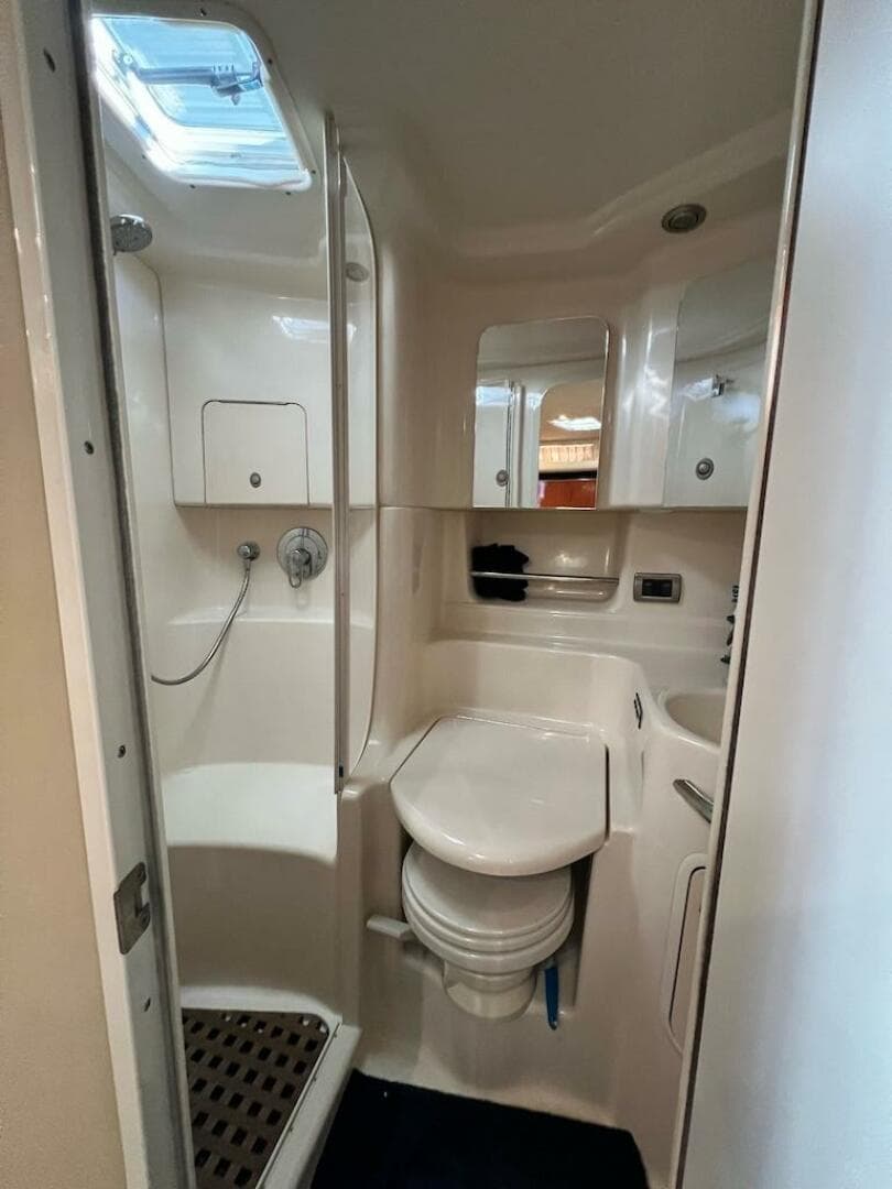 2004 Sea Ray 380 Sundancer — photo 38