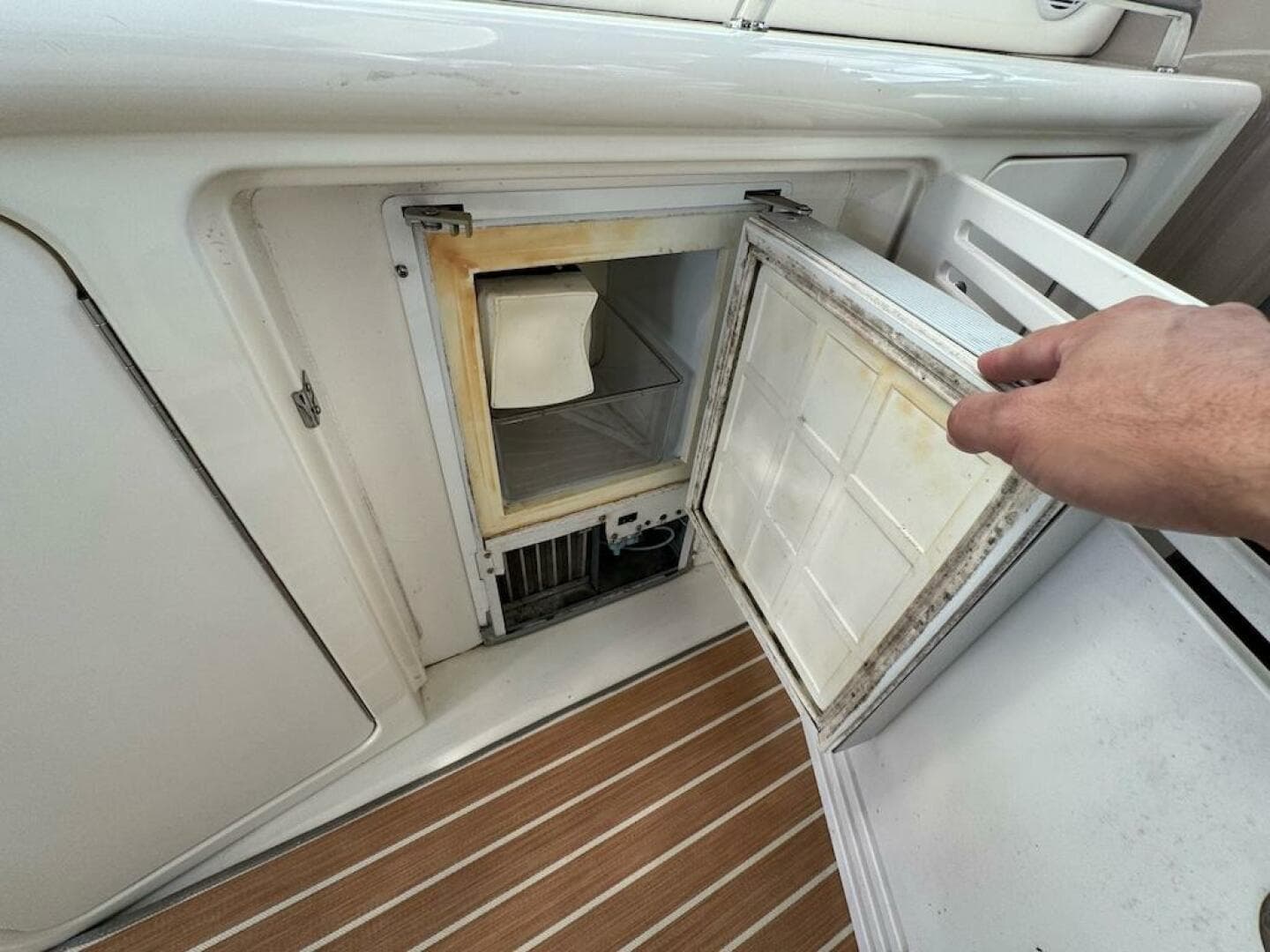 2004 Sea Ray 380 Sundancer — photo 53